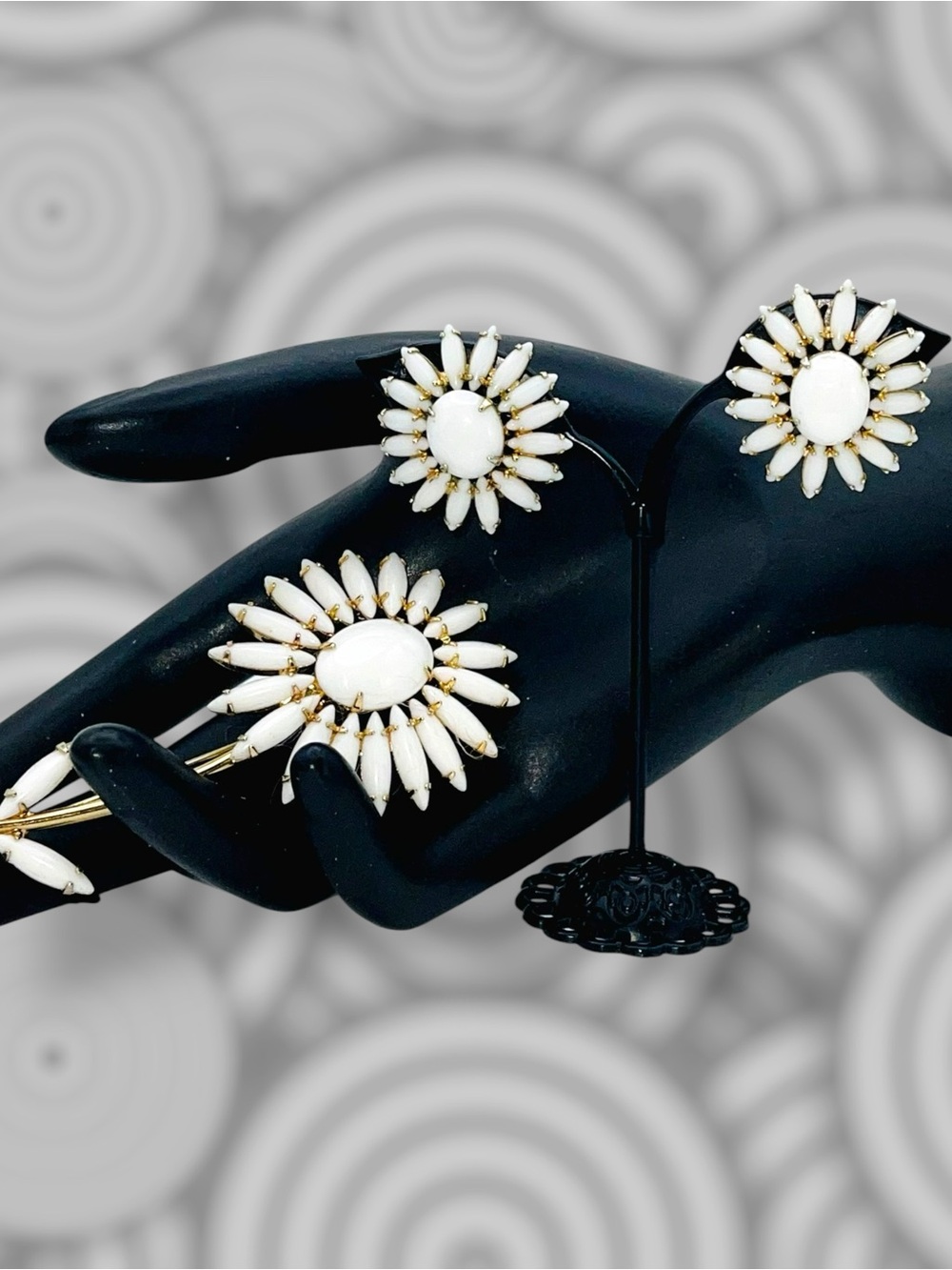 Gorgeous Vintage Napier 1960s Book Piece Milk Glass Daisy Brooch & Earrings Set